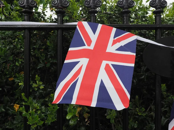 Flaga Narodowa Zjednoczonego Królestwa Aka Union Jack Nad Zielenią Ogrodzeniem — Zdjęcie stockowe