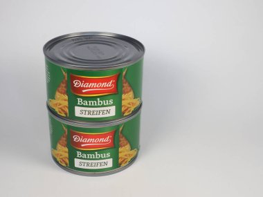 BERLİN, ALMANY - CIRCA MAYIS 2023: Elmas bambu şeritleri konserveleri