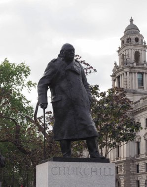 LONDON, İngiltere - Haziran 06, 2023 Winston Churchill 'in Meclis Meydanı' ndaki heykeli 1973 dolaylarında heykeltıraş Ivor Roberts Jones tarafından yapıldı.