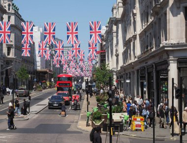 LONDON, İngiltere - 7 Haziran 2023: 6 Mayıs 2023 tarihinde Kral Charles III 'ün taç giyme töreni için Regent Caddesi' nde Union Jack bayrakları