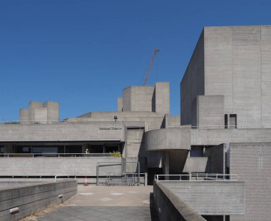 LONDON, İngiltere - Haziran 08, 2023: Sir Denys Lasdun tarafından tasarlanan Kraliyet Ulusal Tiyatrosu