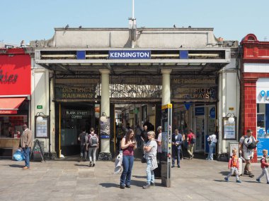LONDON, İngiltere - 09 Haziran 2023: South Kensington metro istasyonundaki insanlar