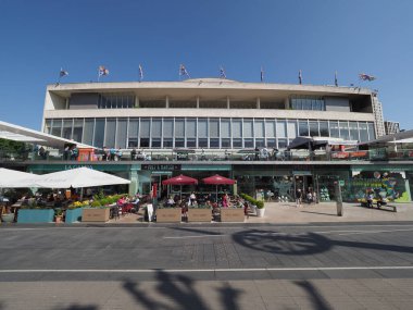LONDON, İngiltere - 08 Haziran 2023: South Bank merkezindeki Kraliyet Festivali Salonu