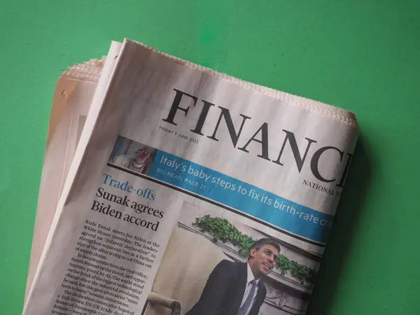 LONDON, İngiltere - 02 Temmuz 2023: Financial Times gazetesi