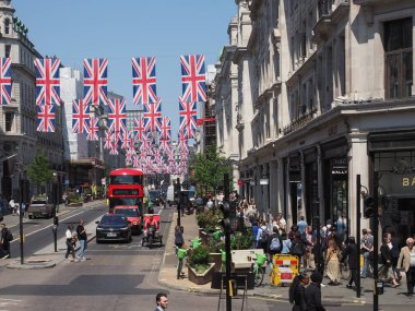 LONDON, İngiltere - 7 Haziran 2023: 6 Mayıs 2023 tarihinde Kral Charles III 'ün taç giyme töreni için Regent Caddesi' nde Union Jack bayrakları