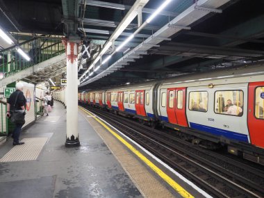 LONDON, İngiltere - 07 Haziran 2023: Temple metro istasyonundaki insanlar