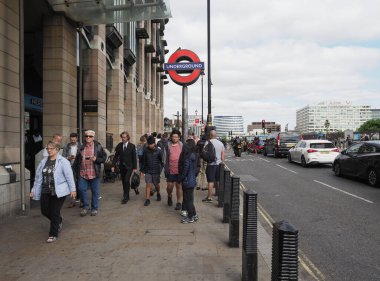 LONDON, İngiltere - 06 Haziran 2023: Westminster Köprüsü Yolundaki İnsanlar