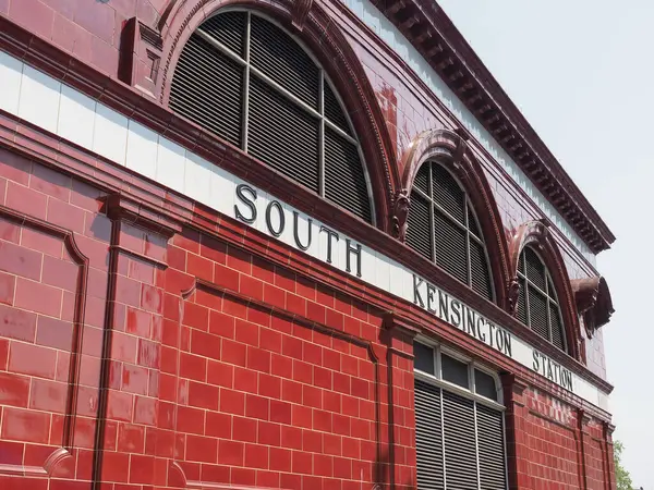 LONDON, İngiltere - 09 Haziran 2023: Güney Kensington metro istasyonu