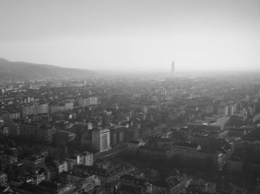 İtalya 'nın Torino kentinin siyah beyaz sisli hava manzarası