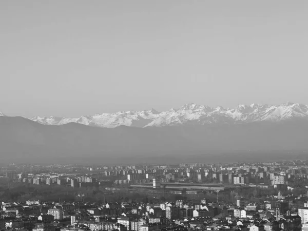 Talya Nın Torino Kentinin Arka Planında Siyah Beyaz Alpler Sıradağlarının — Stok fotoğraf