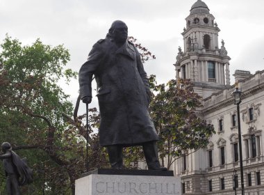 LONDON, İngiltere - Haziran 06, 2023 Winston Churchill 'in Meclis Meydanı' ndaki heykeli 1973 dolaylarında heykeltıraş Ivor Roberts Jones tarafından yapıldı.