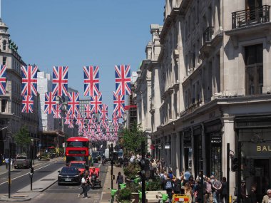 LONDON, İngiltere - 7 Haziran 2023: 6 Mayıs 2023 tarihinde Kral Charles III 'ün taç giyme töreni için Regent Caddesi' nde Union Jack bayrakları