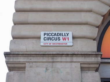 LONDON, İngiltere - 07 Haziran 2023 Piccadilly Circus sokak tabelası