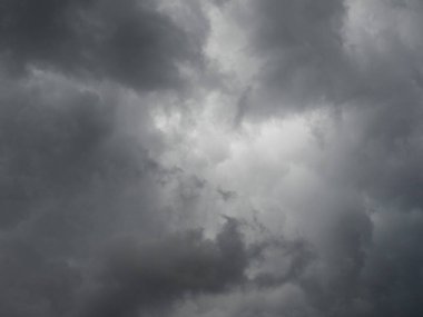 Arkaplan olarak kullanışlı kara bulutlar ile dramatik fırtınalı gökyüzü