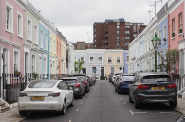 LONDON, İngiltere - Haziran 06, 2023: Kensington 'daki sıradan evler