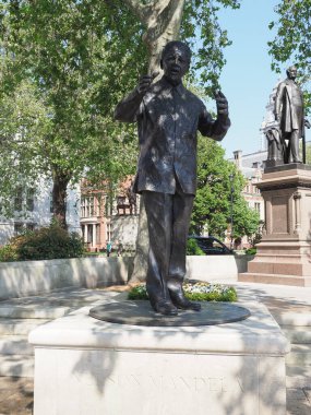 LONDON, İngiltere - Haziran 08, 2023: Nelson Mandela heykeli 2007 dolaylarında heykeltıraş Ian Walters tarafından Meclis Meydanında