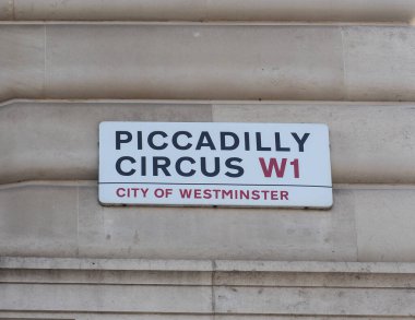 LONDON, İngiltere - 07 Haziran 2023 Piccadilly Circus sokak tabelası