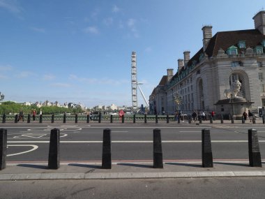 LONDON, İngiltere - 08 Haziran 2023: Thames Nehri üzerindeki Westminster Köprüsü