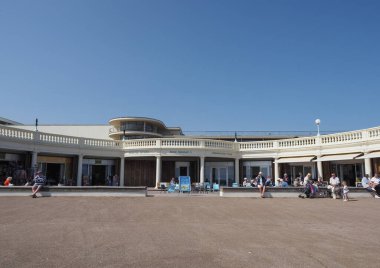 BEXHILL ON SEA, İngiltere - Haziran 05, 2023: Kral V. George 'un taç giyme töreni için 1911 yılında kumsalda inşa edilen Colonnade halkı