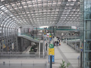 TURIN, İTALYA - Nisan 04, 2023: Torino Porta Susa Tren İstasyonu