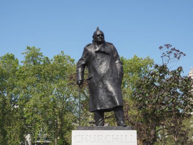 LONDON, İngiltere - Haziran 06, 2023 Winston Churchill 'in Meclis Meydanı' ndaki heykeli 1973 dolaylarında heykeltıraş Ivor Roberts Jones tarafından yapıldı.