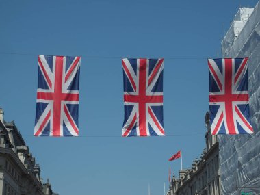 LONDON, İngiltere - 7 Haziran 2023: 6 Mayıs 2023 tarihinde Kral Charles III 'ün taç giyme töreni için Regent Caddesi' nde Union Jack bayrakları