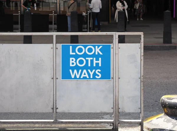 Guardare Entrambi Sensi Segnale Stradale Bianco Blu — Foto Stock
