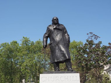 LONDON, İngiltere - Haziran 06, 2023 Winston Churchill 'in Meclis Meydanı' ndaki heykeli 1973 dolaylarında heykeltıraş Ivor Roberts Jones tarafından yapıldı.