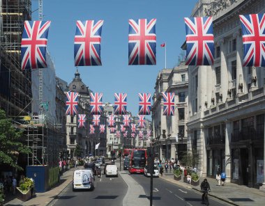 LONDON, İngiltere - 7 Haziran 2023: 6 Mayıs 2023 tarihinde Kral Charles III 'ün taç giyme töreni için Regent Caddesi' nde Union Jack bayrakları