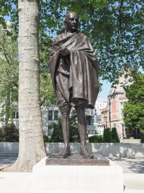 LONDON, İngiltere - Haziran 08, 2023: Parlamento Meydanı Westminster 'da Mahatma Gandhi Heykeli Heykeli