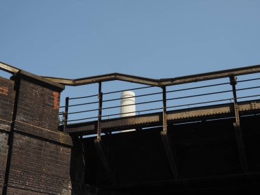 Londra, İngiltere 'de mavi gökyüzü üzerinde Grosvenor demiryolu köprüsü