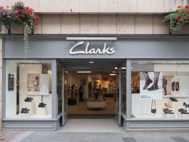 INVERNESS, İngiltere - 13 Eylül 2023 Clarks mağaza önü