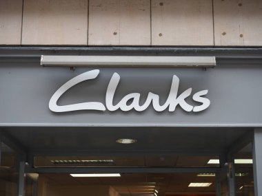 INVERNESS, İngiltere - 13 Eylül 2023: Clarks mağaza önü tabelası