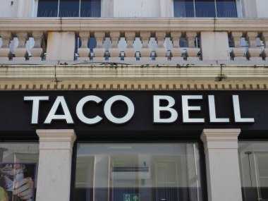 DUNDEE, İngiltere - 12 Eylül 2023 Taco Bell Restoran tabelası