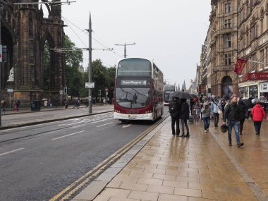EDINBURGH, İngiltere - 15 Eylül 2023: Edinburgh 'daki Princes Caddesi' ndeki insanlar