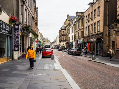 INVERNESS, İngiltere - 13 Eylül 2023: şehir merkezinde insanlar