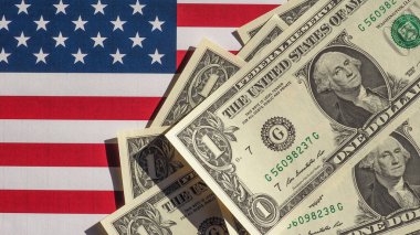 ABD bayrağında bir dolarlık banknot
