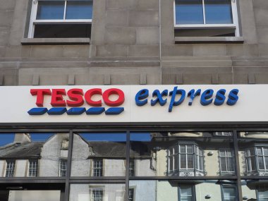 DUNDEE, İngiltere - 12 Eylül 2023: Tesco Express mağaza önü tabelası