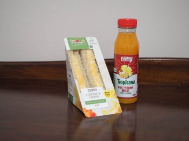 LONDON, İngiltere - 12 Eylül 2023: Tesco peynirli ve soğanlı sandviç ve Tropicana meyve suyu