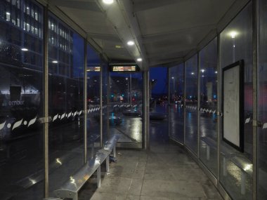 DUNDEE, İngiltere - 13 Eylül 2023: Geceleri toplu taşıma durağı