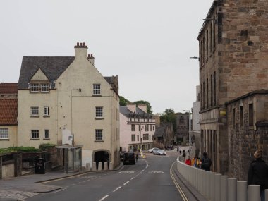 EDINBURGH, İngiltere - 15 Eylül 2023: Eski kasabadaki Royal Mile halkı