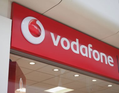 INVERNESS, İngiltere - 13 Eylül 2023: Vodafone mağaza önü işareti