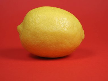 limon üzerine kırmızı arkaplan kopyalama alanı ile