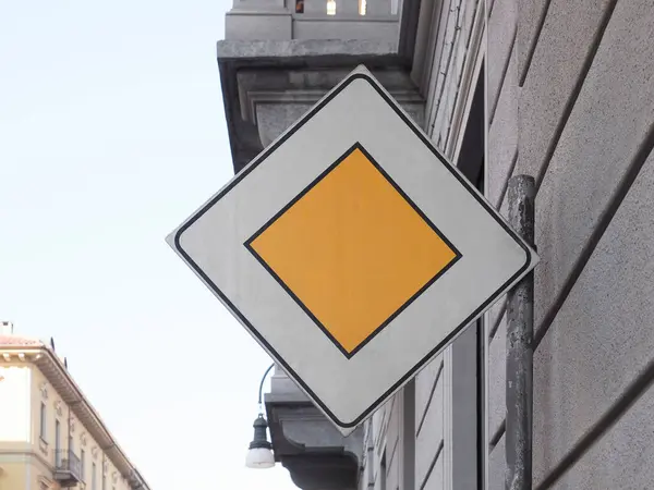 黄色と白の交通標識 — ストック写真
