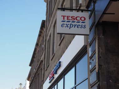 DUNDEE, İngiltere - 12 Eylül 2023: Tesco Express mağaza önü tabelası