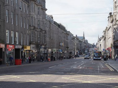 ABERDEEN, İngiltere - 14 Eylül 2023: Union Caddesi 'ndeki insanlar