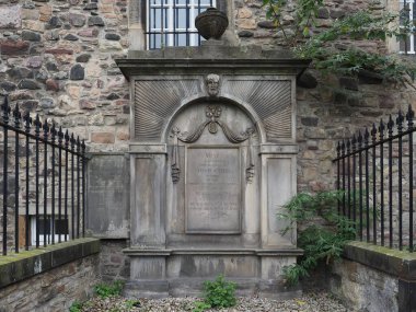 EDINBURGH, İngiltere - 15 Eylül 2023: Canongate Kirkyard 'da Adam Smith' in Mezarı