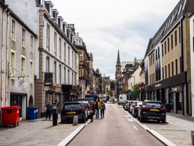 INVERNESS, İngiltere - 13 Eylül 2023: şehir merkezinde insanlar