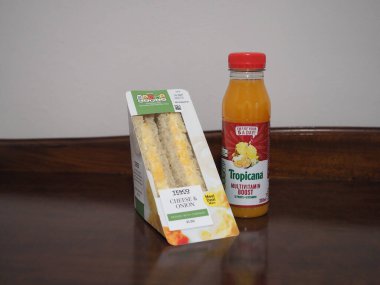 LONDON, İngiltere - 12 Eylül 2023: Tesco peynirli ve soğanlı sandviç ve Tropicana meyve suyu