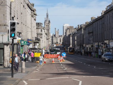 ABERDEEN, İngiltere - 14 Eylül 2023: Union Caddesi 'ndeki insanlar